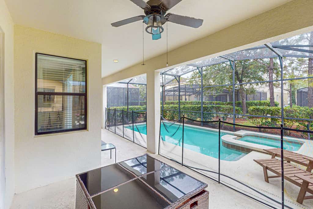 Modern home w/ pool, spa, movie screen & Ping-Pong - walk to clubhouse