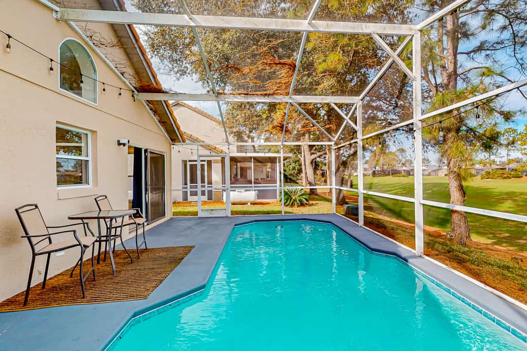 Radiant retreat with private pool,  on-site golf, board games, AC, & W/D
