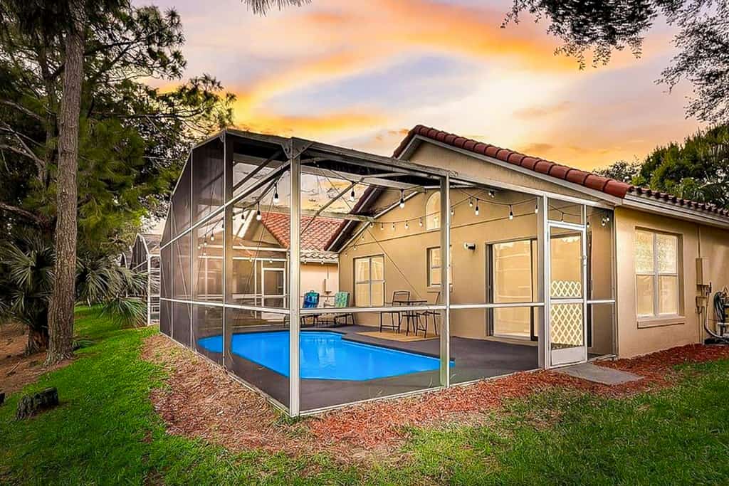 Radiant retreat with private pool,  on-site golf, board games, AC, & W/D