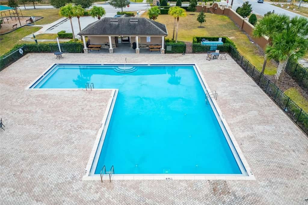 Cozy townhouse with private screened patio & community pool – near theme parks