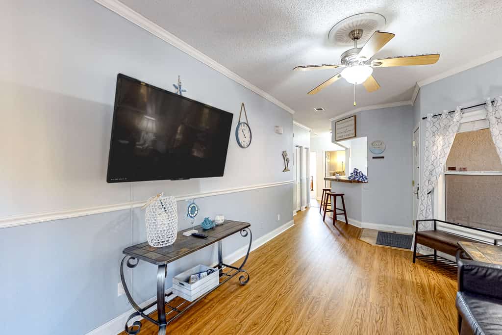 Sunny condo with pool, hot tub, tennis court, & gym - balcony & washer/dryer