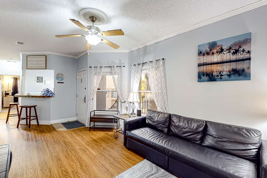 Sunny condo with pool, hot tub, tennis court, & gym - balcony & washer/dryer