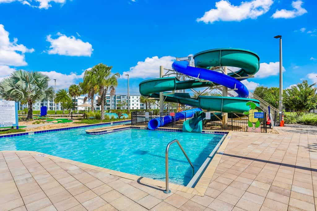 Fourth Floor Penthouse with Shared Pools and Hot Tub, Fast WiFi, & Central AC