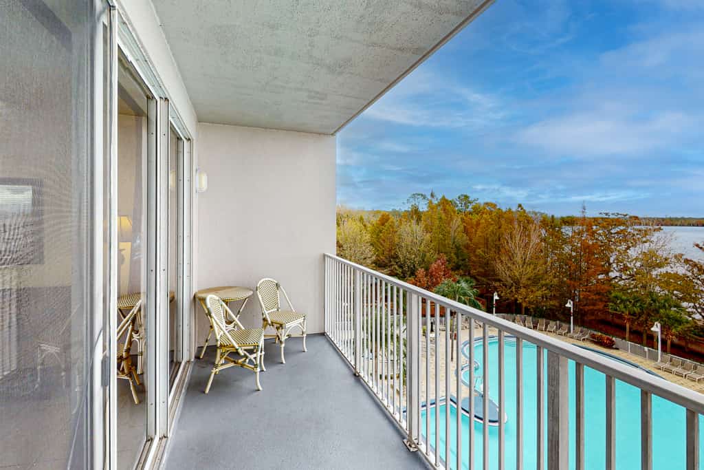 Lakefront condo with stunning lake views, AC, pool & hot tub near attractions