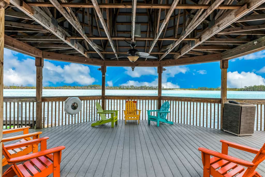 Lakefront condo with stunning lake views, AC, pool & hot tub near attractions