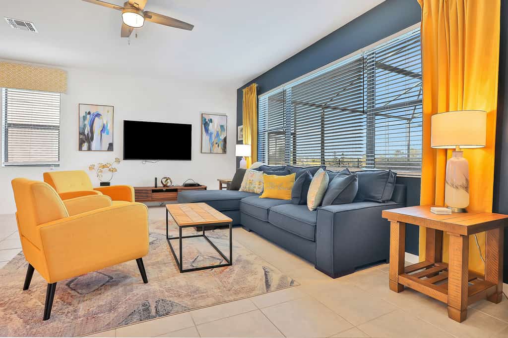 Modern Family Home - Private Pool, Lanai, WiFi, Central AC & Washer-Dryer