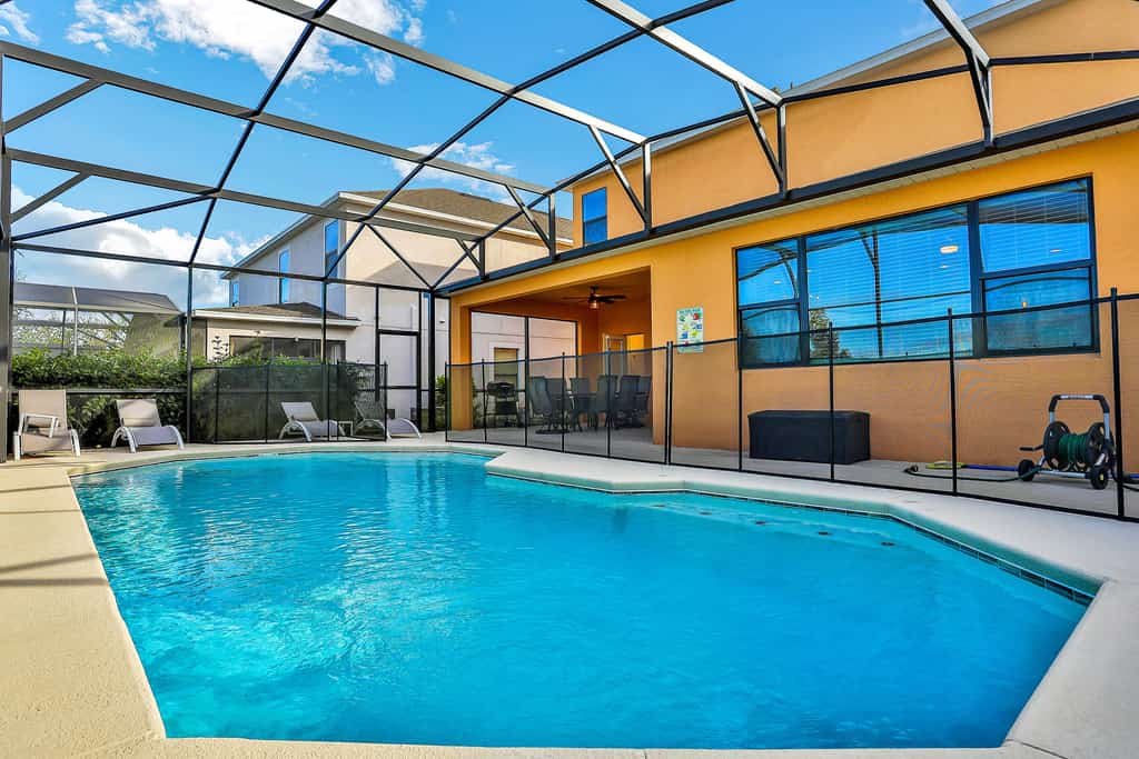 Modern Family Home - Private Pool, Lanai, WiFi, Central AC & Washer-Dryer
