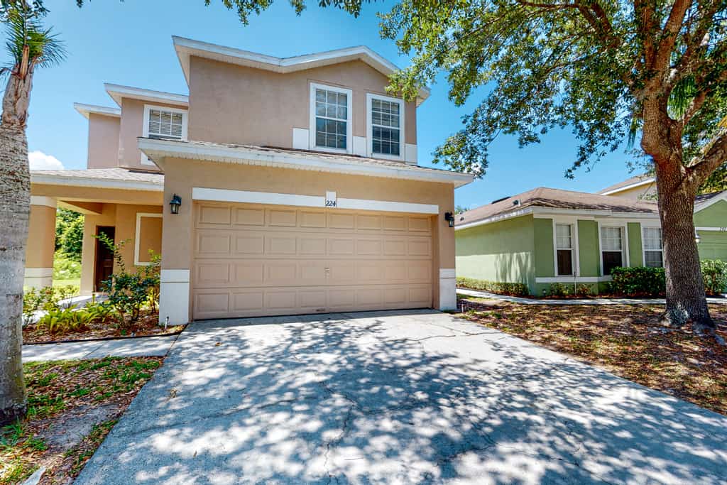 Dog-friendly home in a quiet area near Disney with private heated pool, pool spa