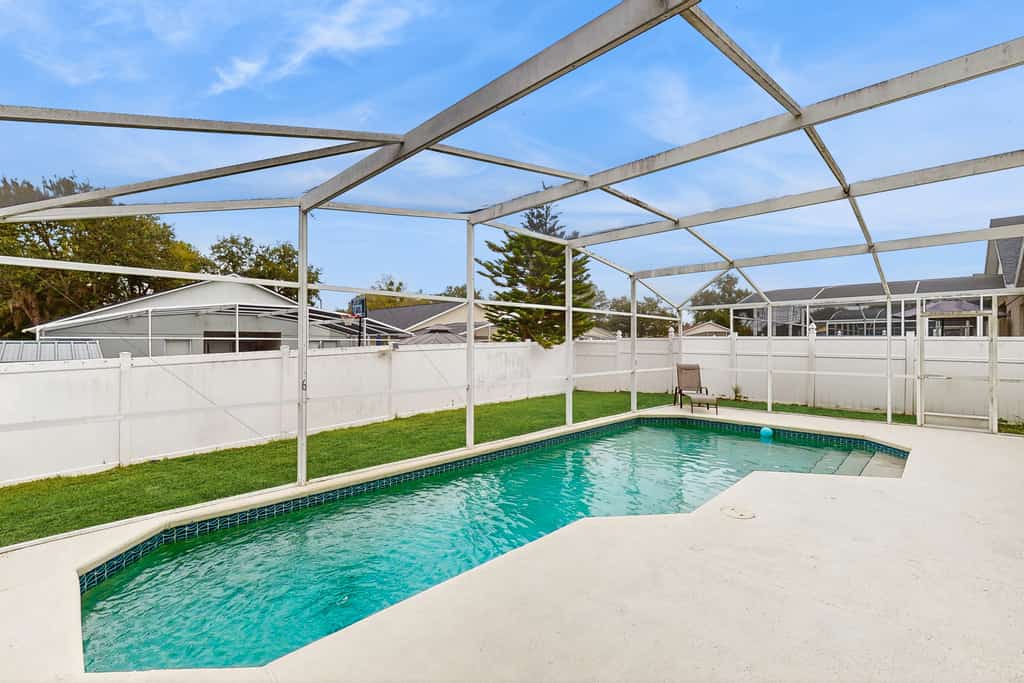 Single-level home with private pool, close to shopping & attractions