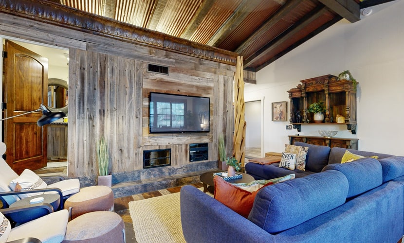Newly renovated rustic home with deck by Horseshoe and Tubing