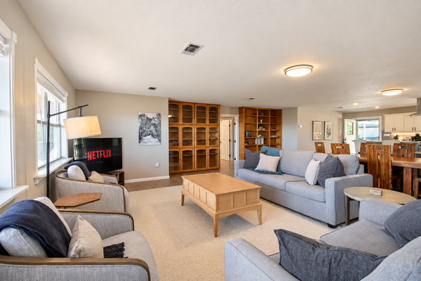 Spacious house with living room, kitchen, balcony and Hill country views
