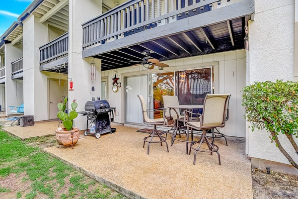 Lakeview ground-floor condo with pool, tennis, and grill access - dog-friendly