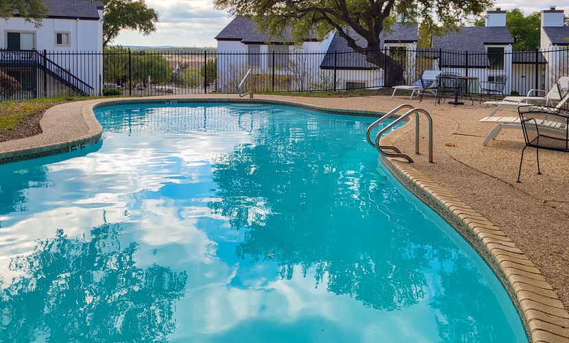 Lakeview ground-floor condo with pool, tennis, and grill access - dog-friendly