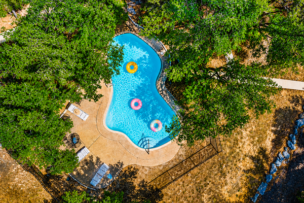 Lakeview ground-floor condo with pool, tennis, and grill access - dog-friendly