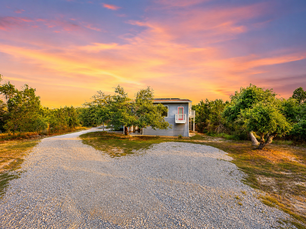 Lovely home on 2+ acres with views, firepit & outdoor kitchen - wedding perfect
