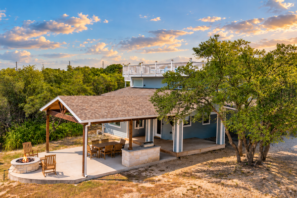 Lovely home on 2+ acres with views, firepit & outdoor kitchen - wedding perfect