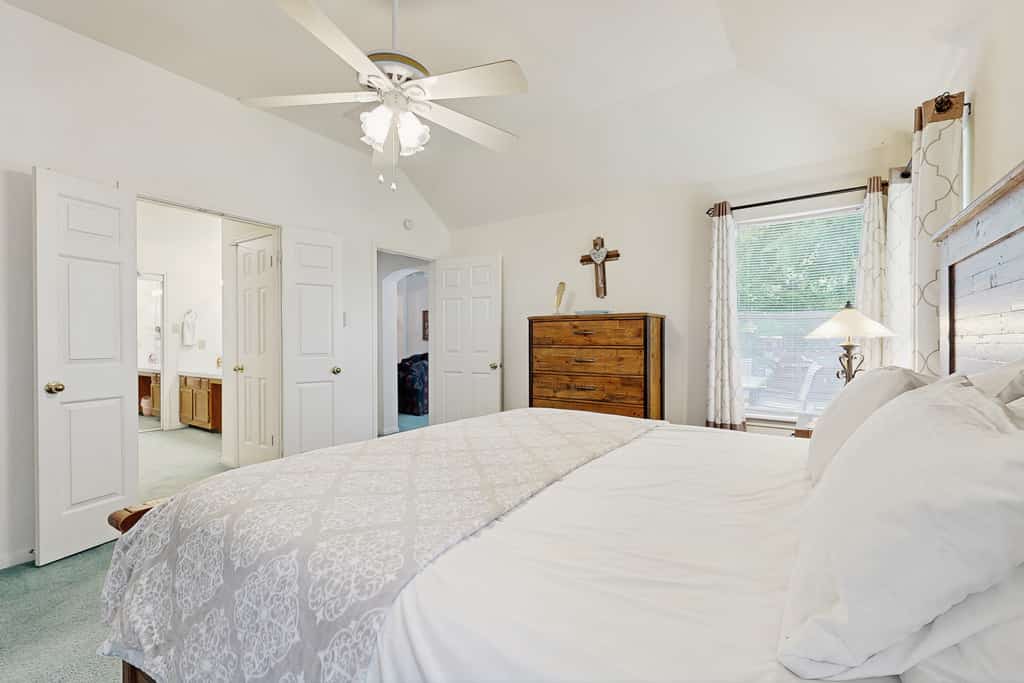 Lovely, waterfront home - river access, large yard, lovely patio & washer/dryer