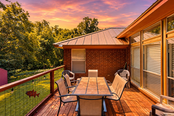 Lovely, waterfront home - river access, large yard, lovely patio & washer/dryer and Winter Texan Friendly