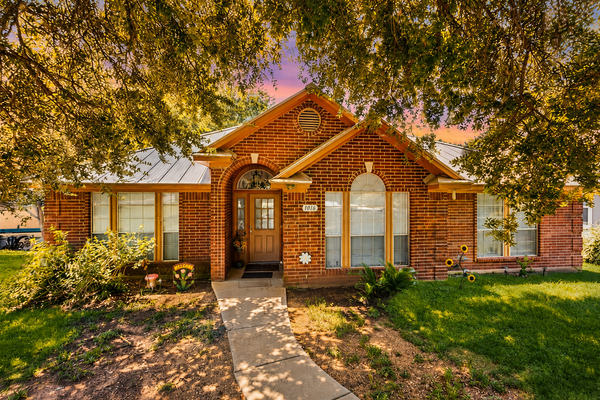 Lovely, waterfront home - river access, large yard, lovely patio & washer/dryer