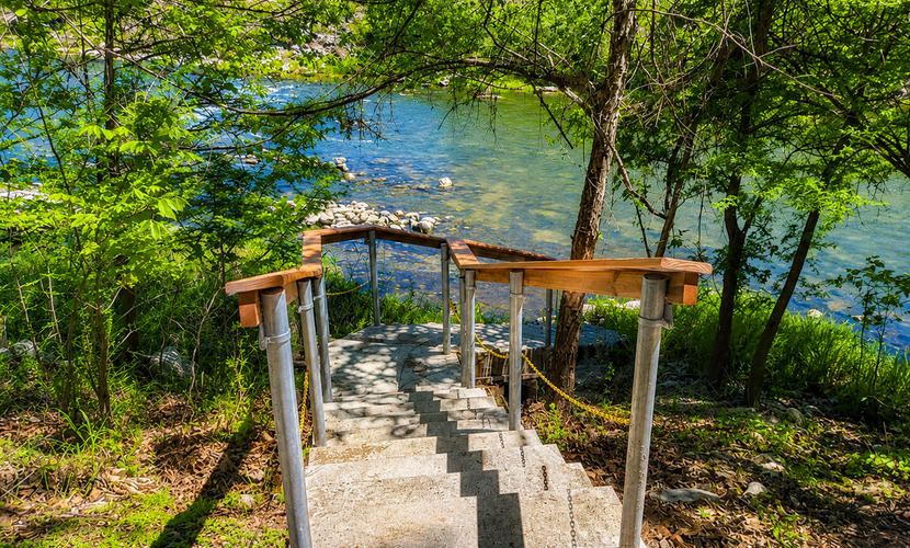 Lovely, waterfront home - river access, large yard, lovely patio & washer/dryer