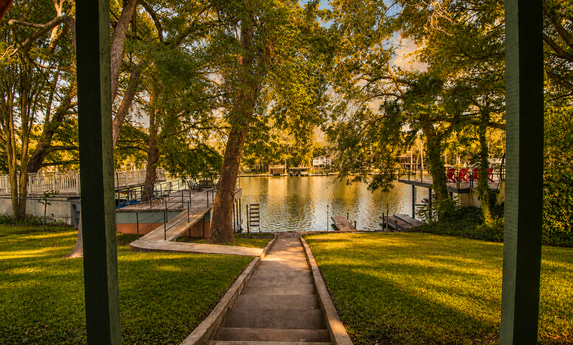 Funshine | Riverfront house in Mc Queeney with guest house, river views, grill