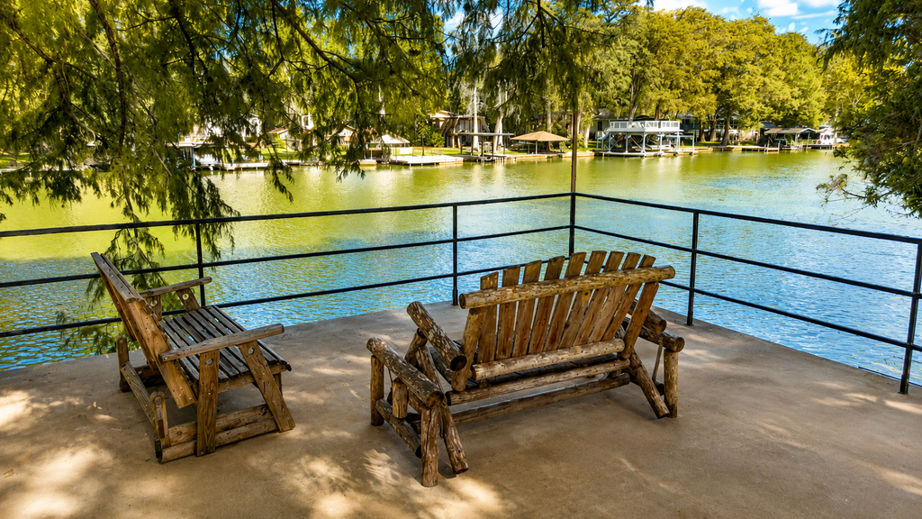 Funshine | Riverfront house in Mc Queeney with guest house, river views, grill