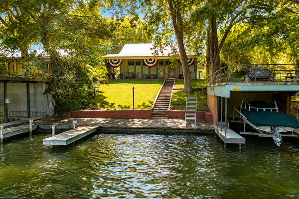 Funshine | Riverfront house in Mc Queeney with guest house, river views, grill