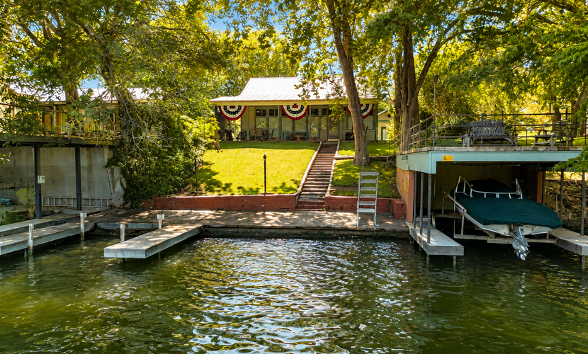 Funshine | Riverfront house in Mc Queeney with guest house, river views, grill