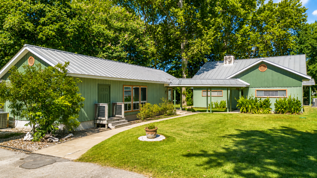 Funshine | Riverfront house in Mc Queeney with guest house, river views, grill