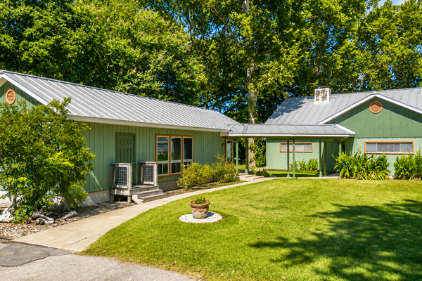 Funshine | Riverfront house in Mc Queeney with guest house, river views, grill