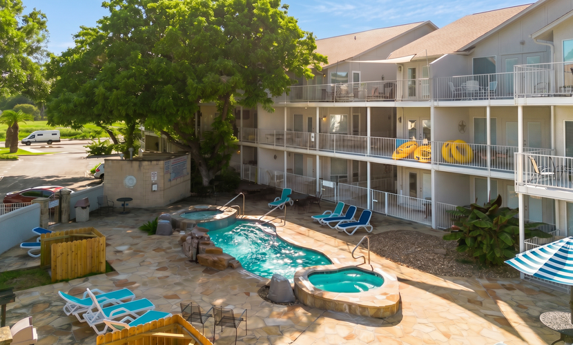 3BR | 5 min Drive to Schlitterbahn | Pool, Hot Tub