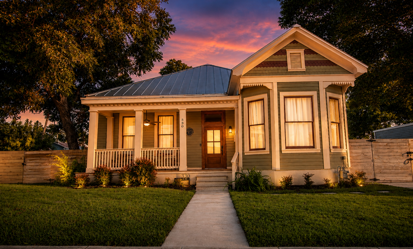 Cozy 2BR Private Backyard | 5min Drive 2 Downtown