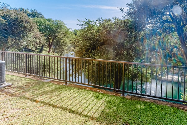 Condo with pool, hot tub, grills | Walk to Schlitterbahn!