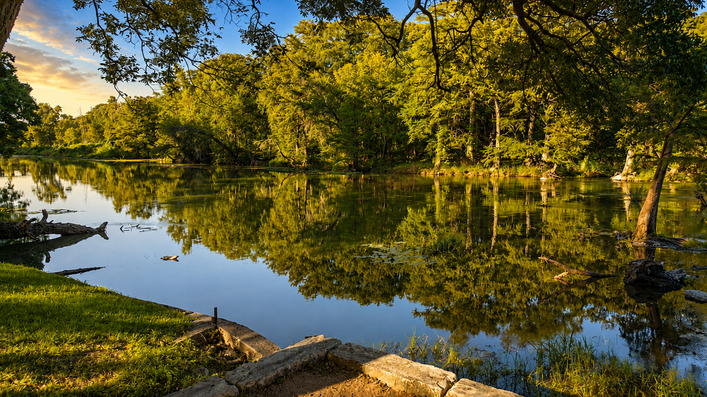 Luxury Condo on Guadalup River-5 Star Amenities-Walk to Gruene