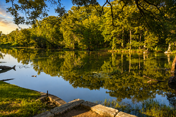 Luxury Condo on Guadalup River-5 Star Amenities-Walk to Gruene