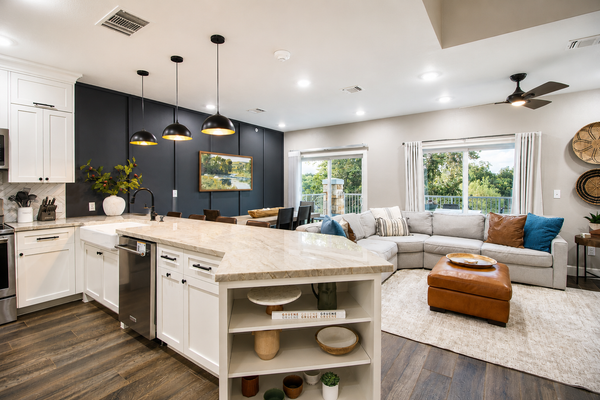 Luxury Condo on Guadalup River-5 Star Amenities-Walk to Gruene