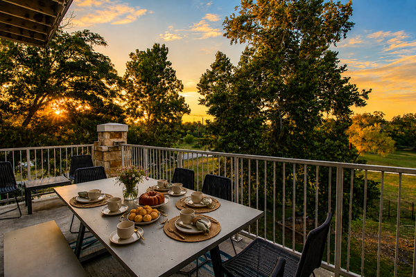Luxury Condo on Guadalup River-5 Star Amenities-Walk to Gruene