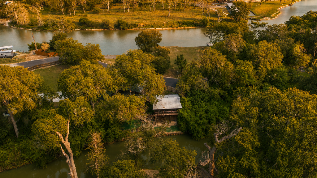 Charming dog-friendly home with expansive deck - near boat ramp & attractions