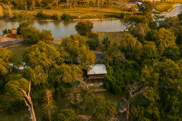 Charming dog-friendly home with expansive deck - near boat ramp & attractions
