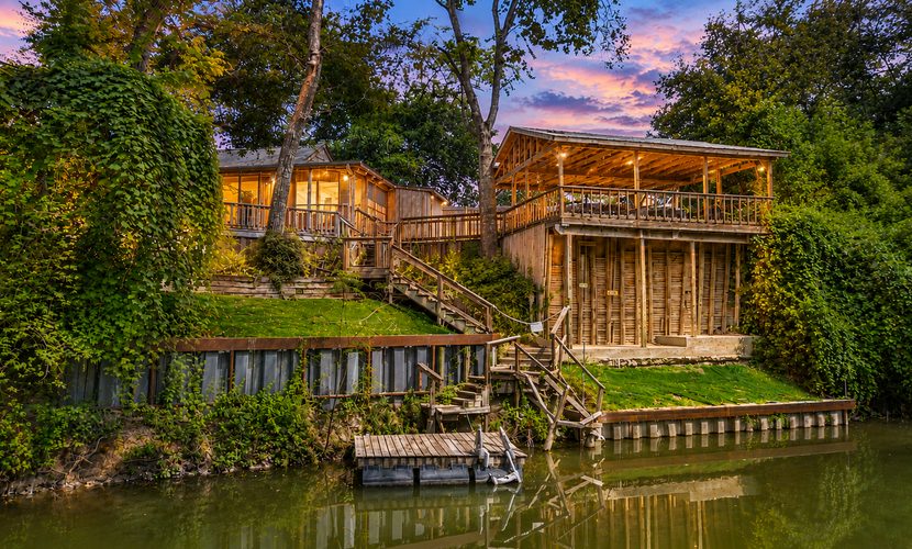 Charming dog-friendly home with expansive deck - near boat ramp & attractions