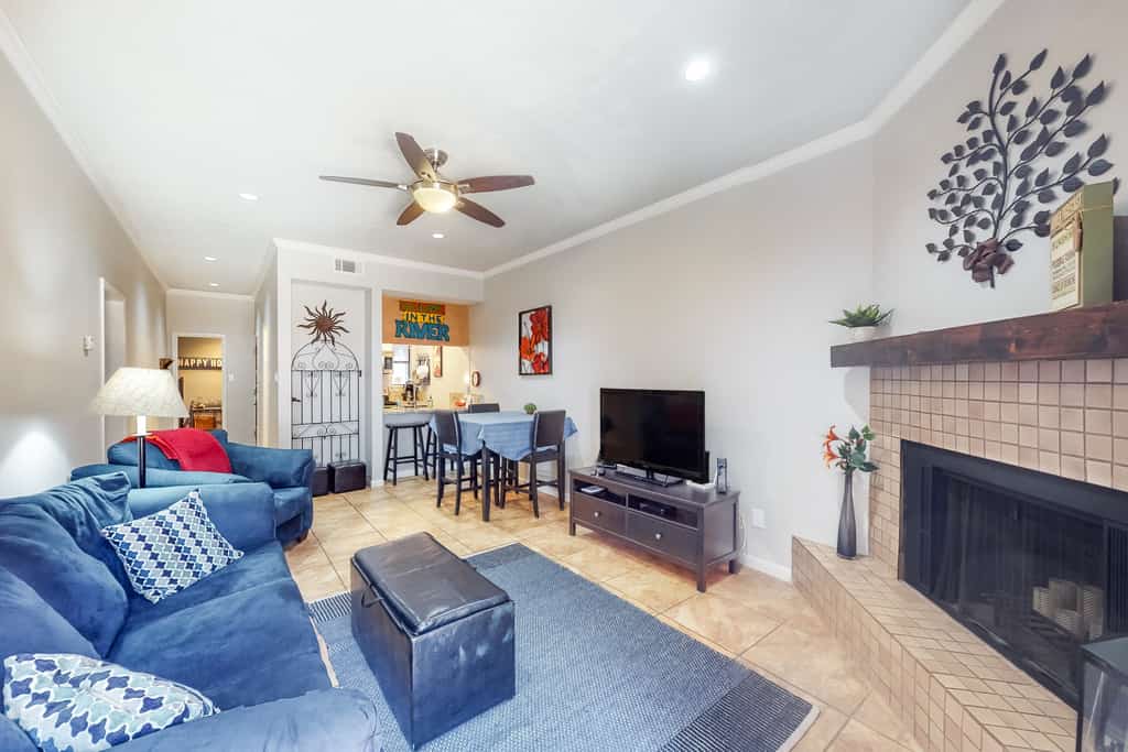 2BR Condo W/ Pool, Hot Tub, Grills, Walk to Schlitterbahn!