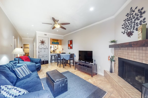 2BR Condo W/ Pool, Hot Tub, Grills, Walk to Schlitterbahn!