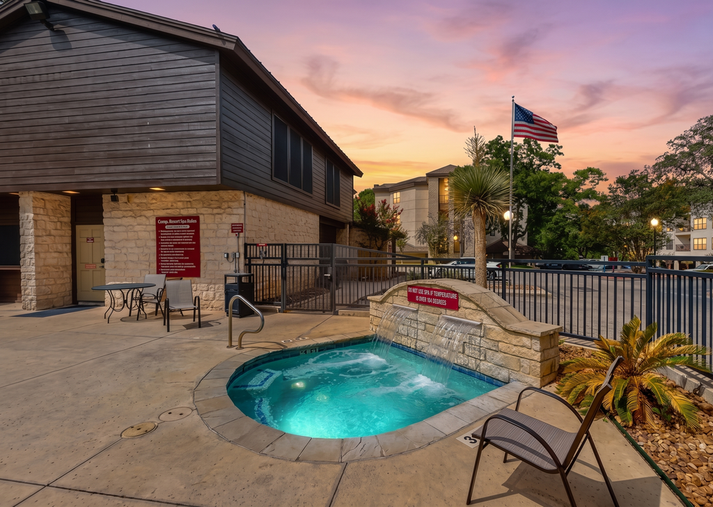 2BR Condo W/ Pool, Hot Tub, Grills, Walk to Schlitterbahn!