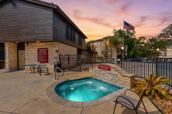 2BR Condo W/ Pool, Hot Tub, Grills, Walk to Schlitterbahn!