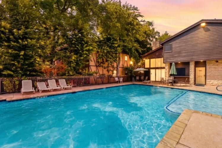 2BR Condo W/ Pool, Hot Tub, Grills, Walk to Schlitterbahn!