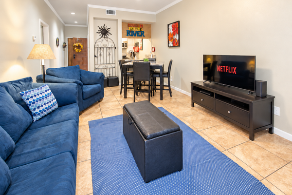 2BR Condo W/ Pool, Hot Tub, Grills, Walk to Schlitterbahn!