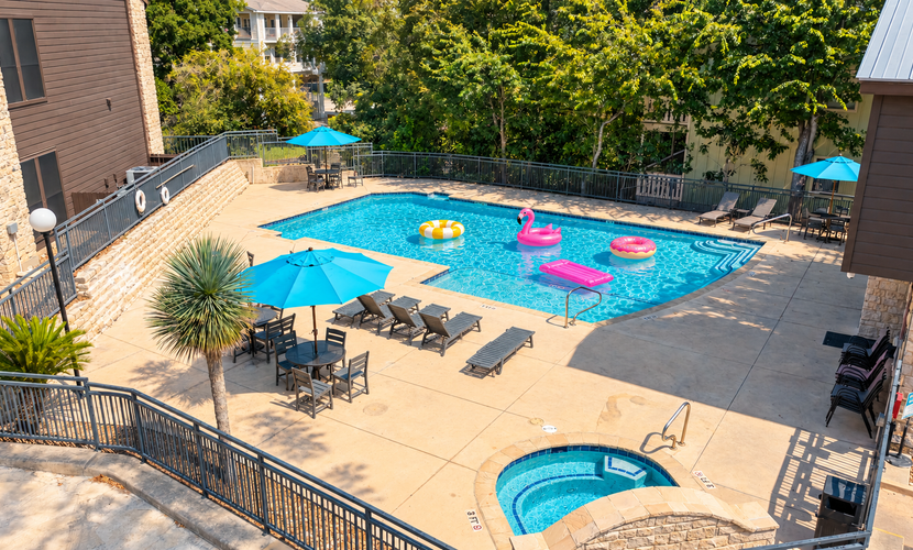 2BR Condo W/ Pool, Hot Tub, Grills, Walk to Schlitterbahn!