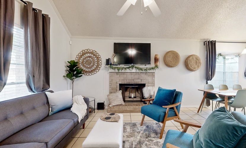 Spacious dog-friendly home, close to park with patio, AC, & W/D