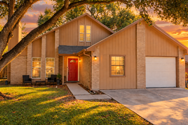 Spacious dog-friendly home, close to park with patio, AC, & W/D