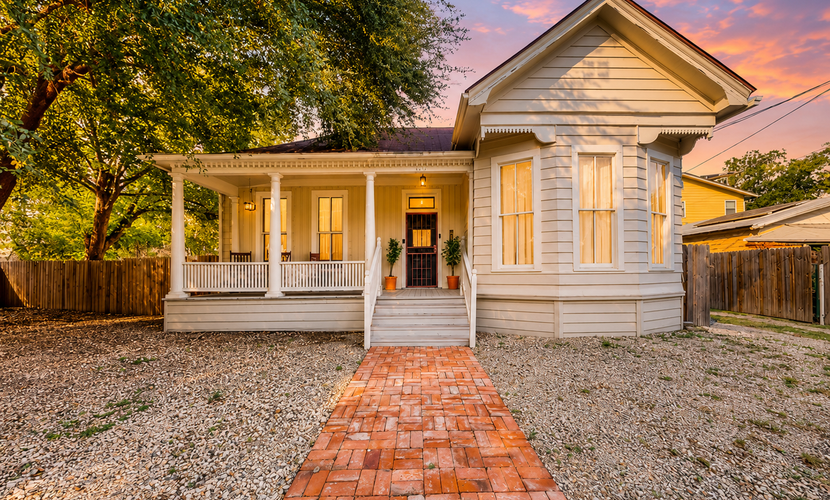 Downtown duplex with patio, enclosed backyard, washer/dryer - near downtown